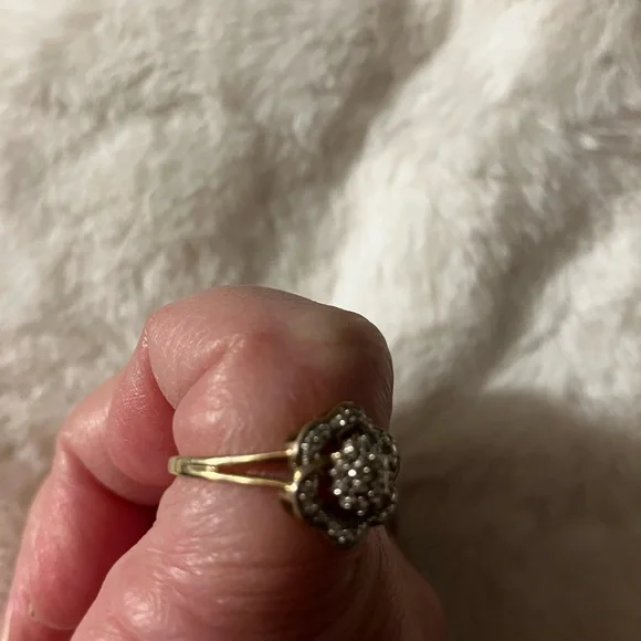 Diamond Flower Ring - Picture 6 of 11